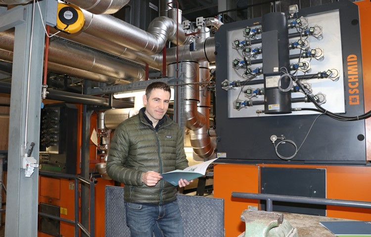 Ener­gie­ingenieur Samuel Gründler gibt einen Einblick in die Heizzentrale von Mar­tha­len.