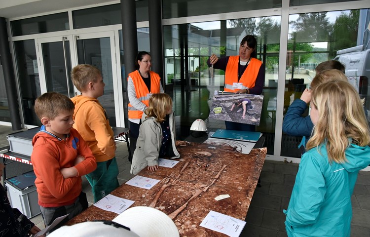 Miriam Hauser und Monika Isler (hinten links) erklärten den Kindern, wie archäologische Ausgrabungen vorgenommen werden und was es dafür braucht.