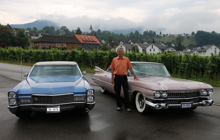 Beat Frauenfelder liebt Autos mit flüsternden Motoren und komfortabler Ausstattung – das hellblaue Cabrio von 1968 und der pinke 59er De Ville sind Paradebeispiele.