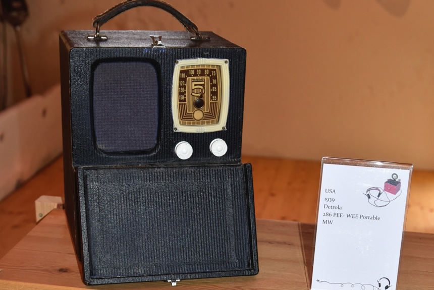 0306 3 Dorf Radiomuseum Portabel Aelteste Cs17