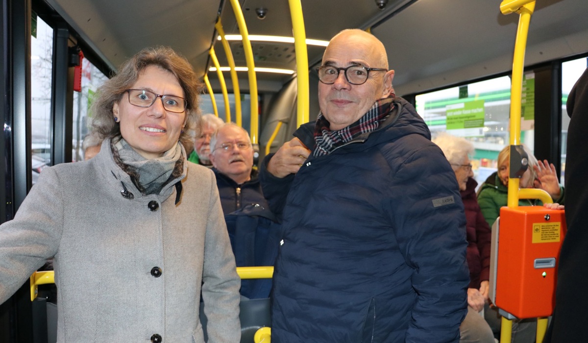 1212_9_postauto-claudia-mu-ssiggang-und-ju-rg-grau-auf-dem-rundkurs_jbe.jpg