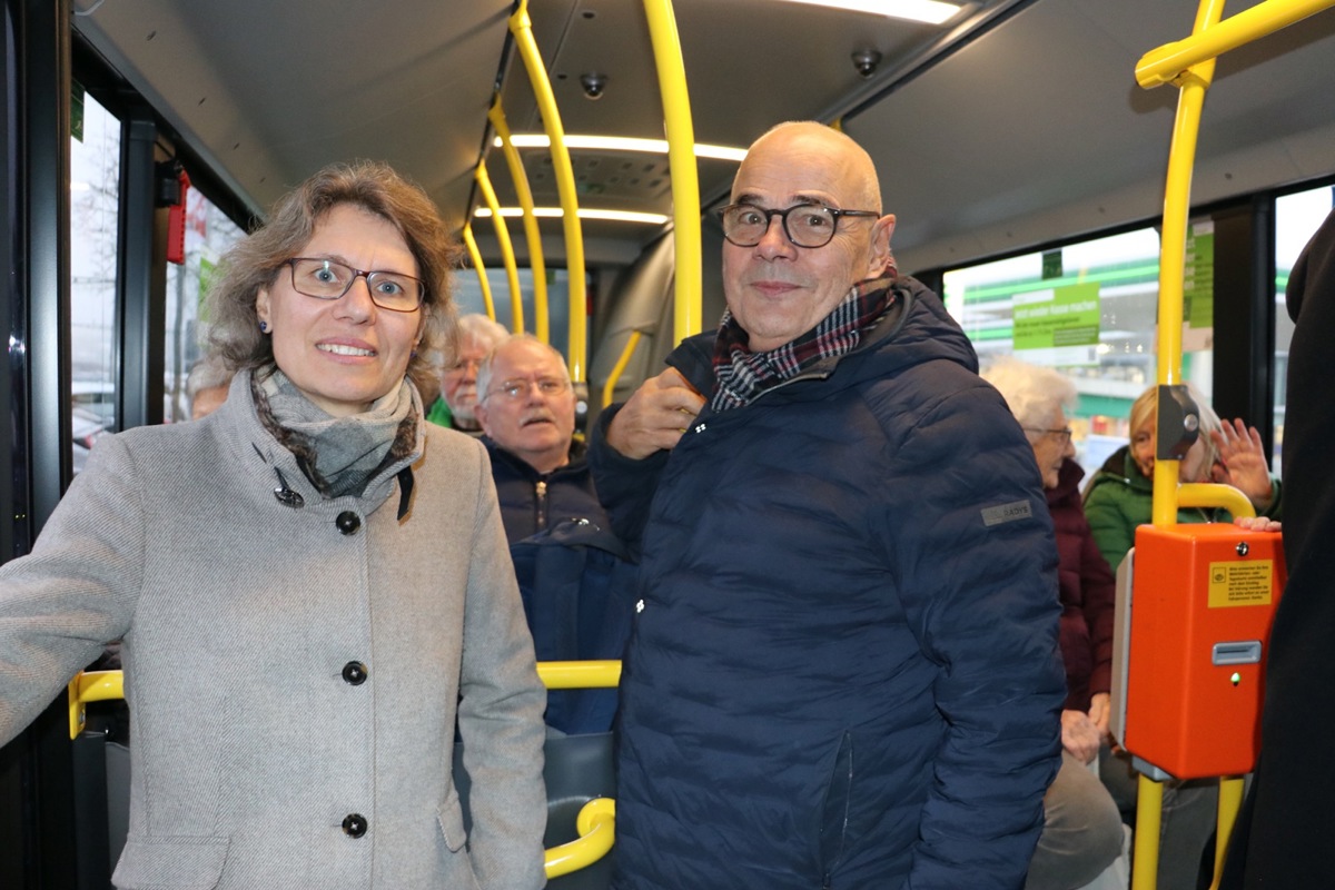 Claudia Müssiggang von «PostAuto» und der sichtlich erfreute Gemeindepräsident Jürg Grau genossen die Eröffnungsfahrt durchs Dorf.