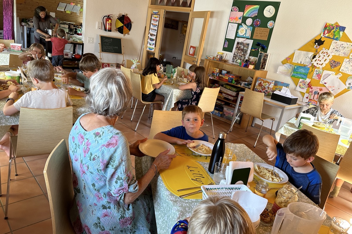 Fast wie zu Hause: Jedes Kind hat ein angeschriebenes Tischset und ein eigenes Plätzchen für seine Siebensachen