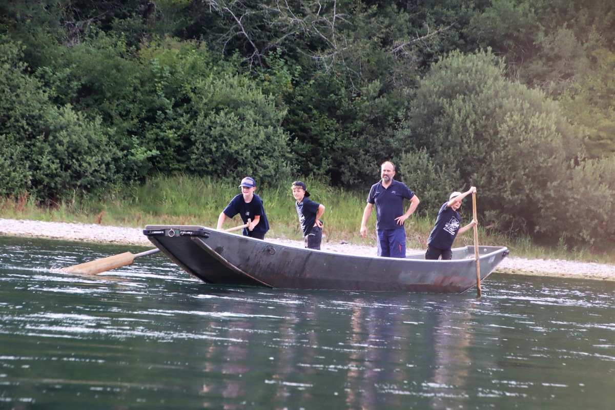 Unter Anleitung des Pontoniers Heinz Schüpbach steuerten die drei Campteilnehmer den Weidling über den Rhein.