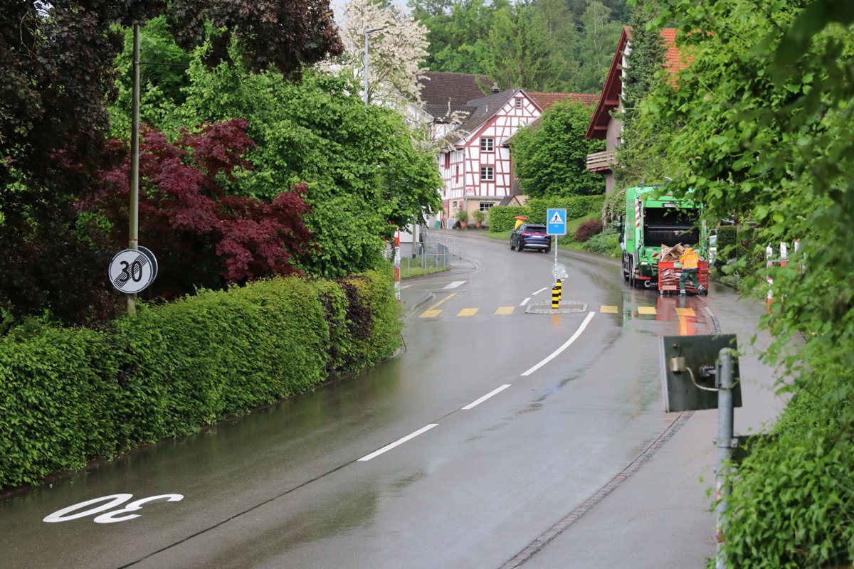 Noch endet Tempo 30 auf der Landstrasse nach dem Bahnübergang vor dem Ab­- 
zweiger Hinterwuhrstrasse. Eine Verlängerung bis zur Reitplatzstrasse ist geplant. Das Betriebs- und Gestaltungskonzept sieht weitere Massnahmen vor.