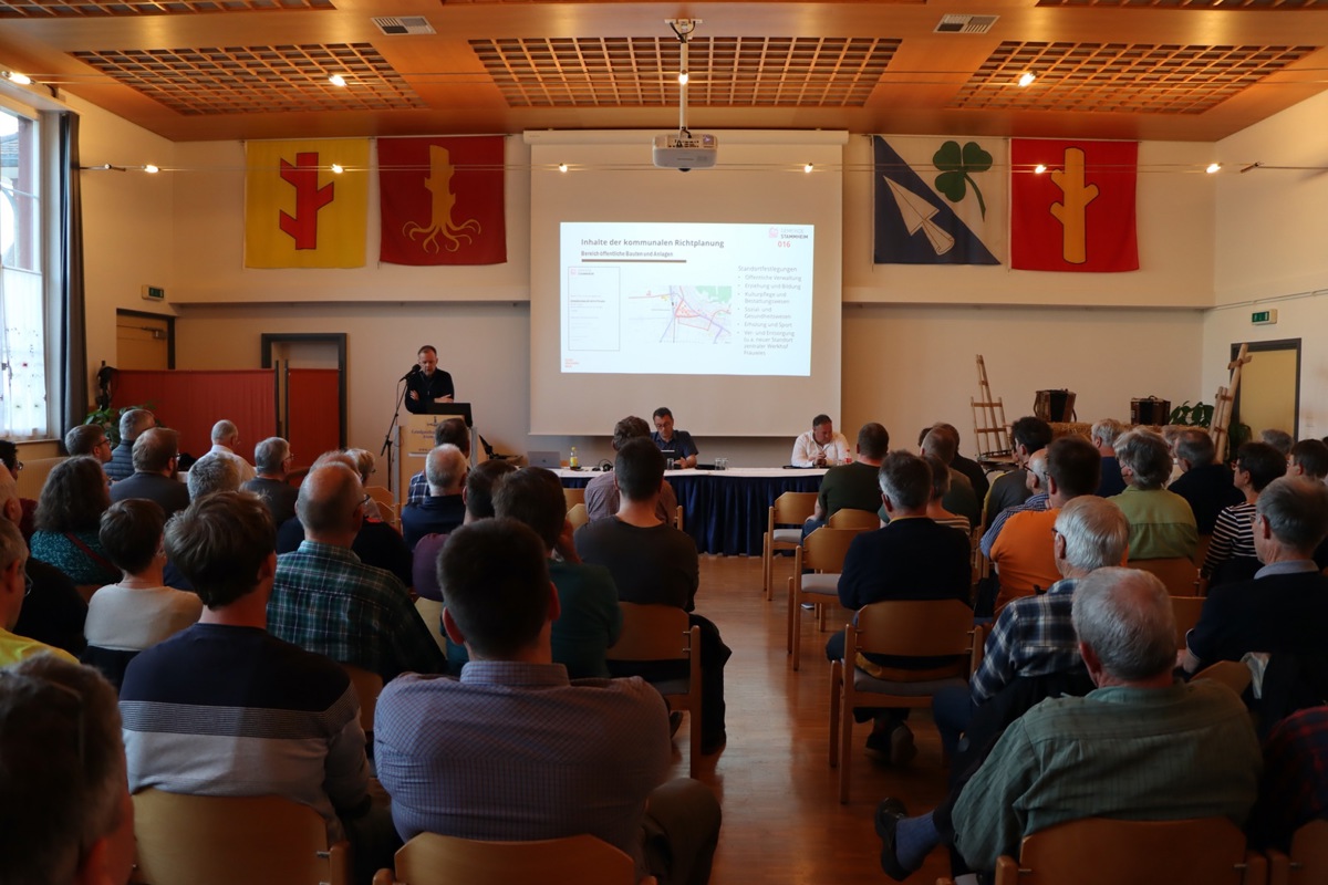 Als Folge der Fusion wurde am Mittwoch im Schwertsaal über den Entwurf der Nutzungsplanrevision informiert. Schon angepasst sind die Wappen: v.l. Oberstammheim
