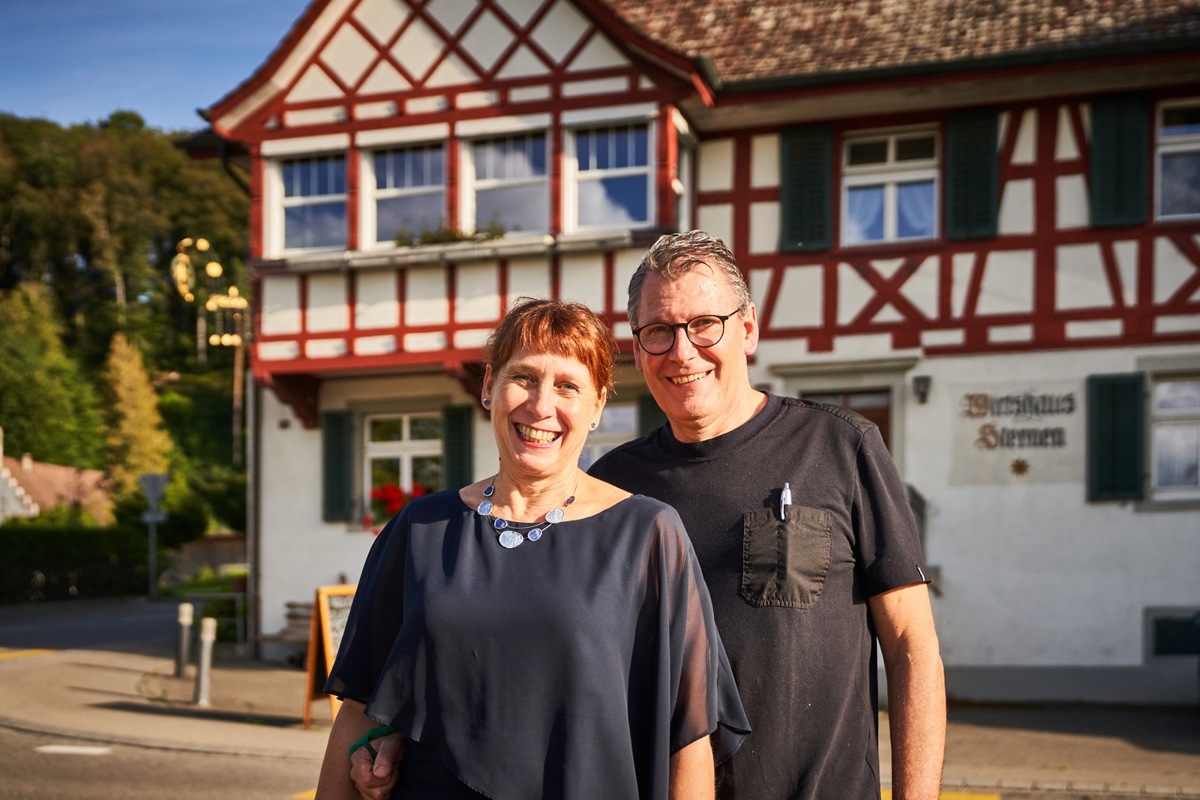 Kerstin und Thomas Rüegg führen den «Sternen» in Flaach in dritter Generation. Die vierte Generation wird nicht weiter­machen, weshalb das Ensemble mit gutem Ruf und Ausbaupotenzial zu kaufen ist.