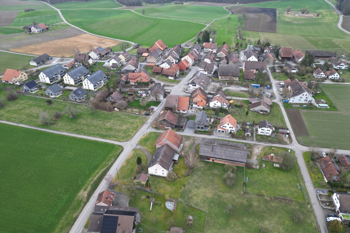 Die «Post» mitten in Adlikon (und mitten im Bild) machen vor allem die 3200 Quadratmeter Bauland interessant – die Gemeinde will die Liegenschaft verkaufen, eine Initiative aus dem Ort eine Abgabe im Baurecht.