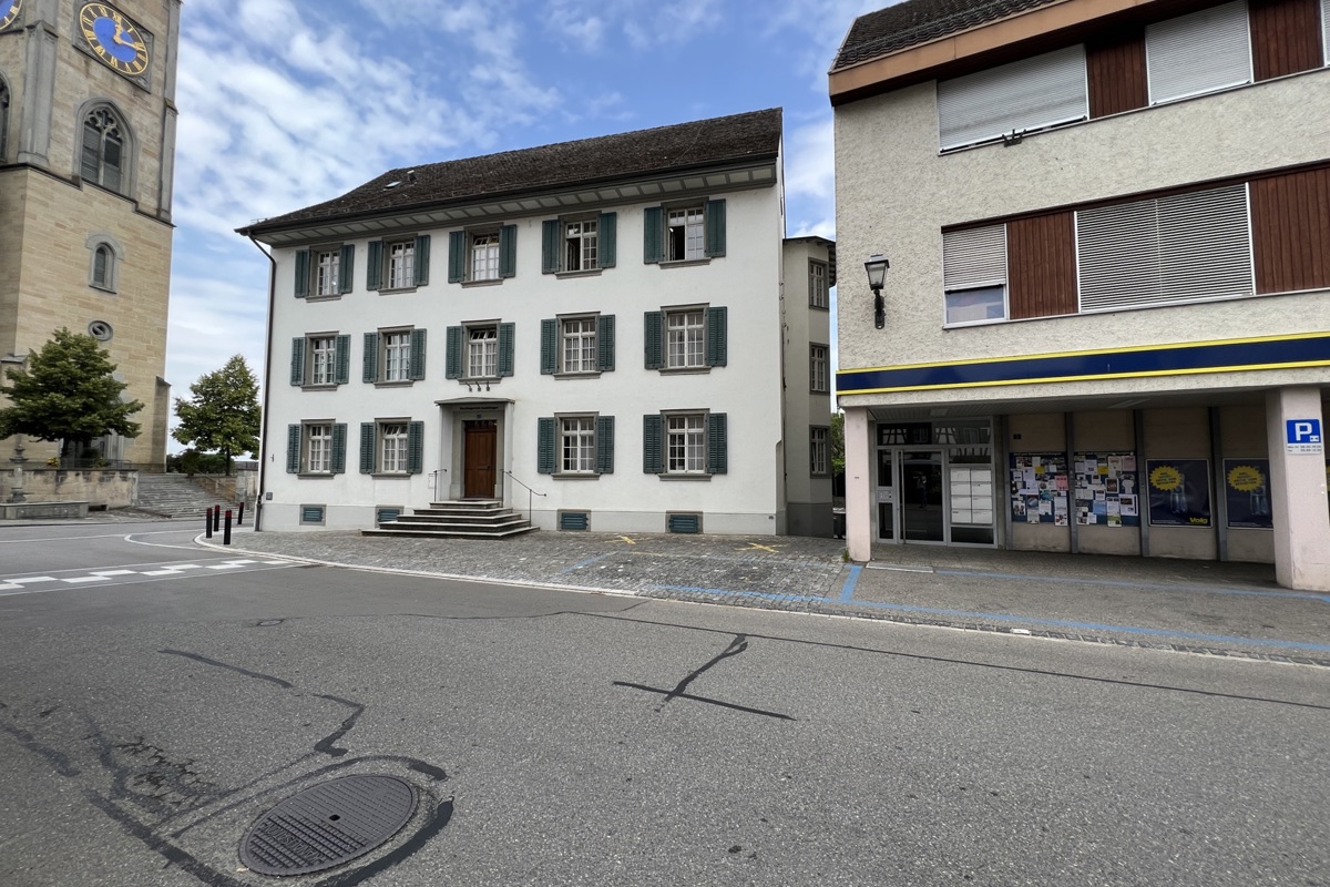Im grossen Verhandlungssaal des Bezirksgerichts Andelfingen (hinter den zwei Fenstern im ersten Stock des hellen Gebäudes