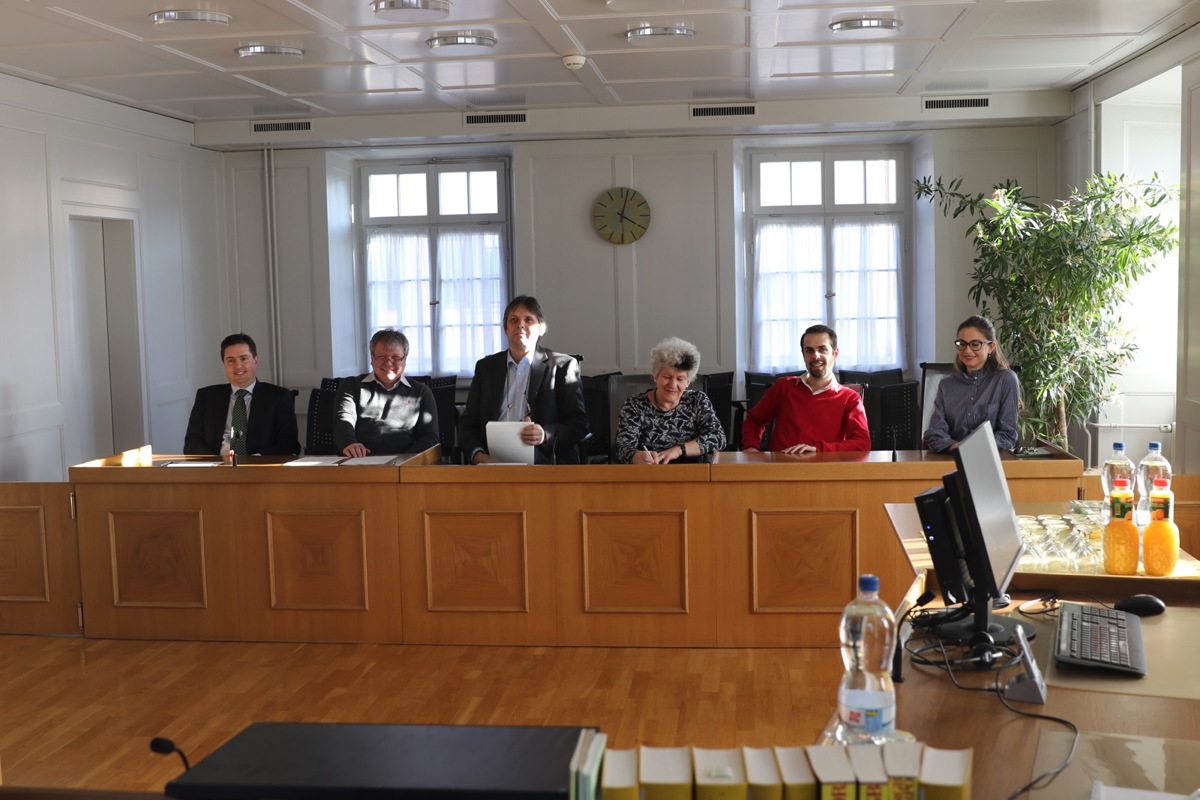 Im Frühjahr 2017 lud das Bezirksgericht Medien zum Austausch und nahm auf den Stühlen Platz Im Frühjahr 2017 lud das Bezirksgericht Medien zum Austausch und nahm auf den Stühlen Platz