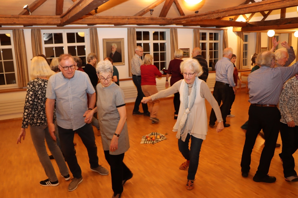 «Das Mädchen hat Äpfel gesammelt» hiess übersetzt der erste Rundtanz. Die Früchte blieben meist in der Kreismitte, als Tanz­leiterin Christina Leutenegger (mit Schal) weitere Tänze aus Serbien, Bosnien, Rumänien und dem Tessin vormachte.