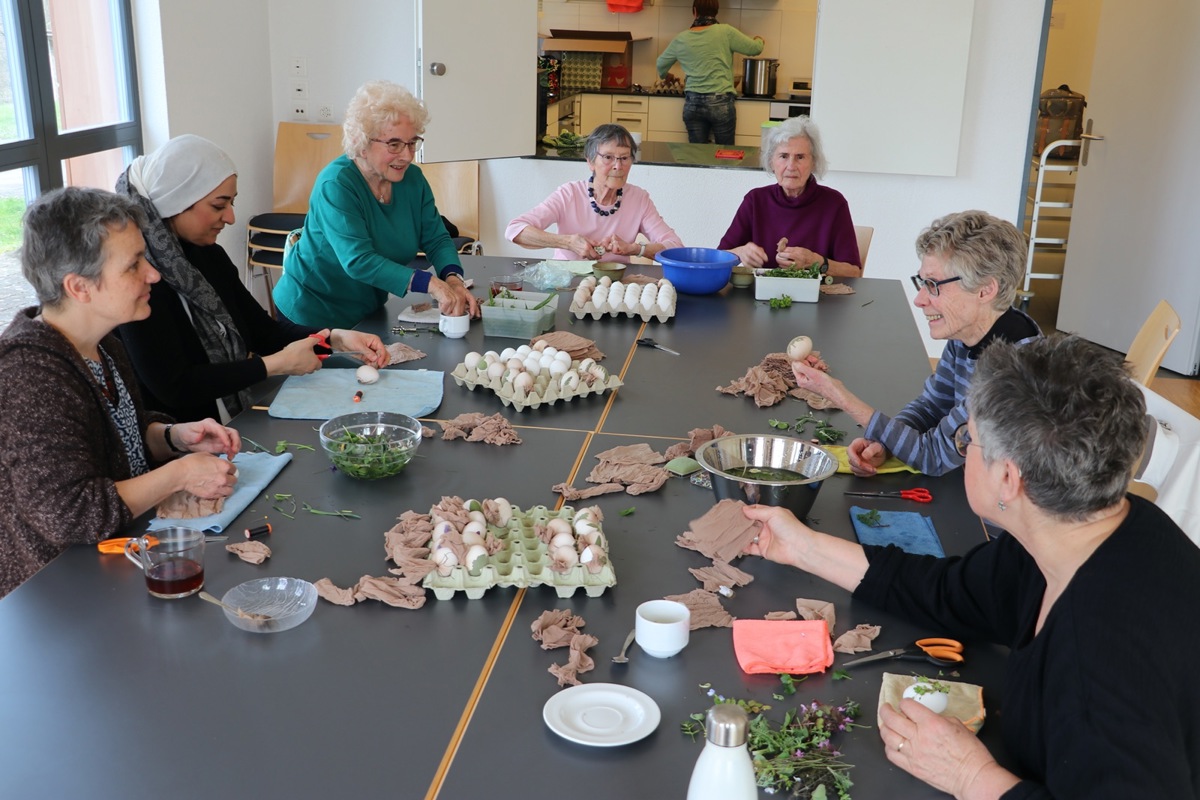 Nach alter Tradition färben die Frauen der Ostereierwerkstatt rund um Initiantin Christa Haupt (4.v.l.) Eier für den Verkauf im Spar Flurlingen. Auch mit dabei: Pfarrerin Irmgard Keltsch (1.v.l.).