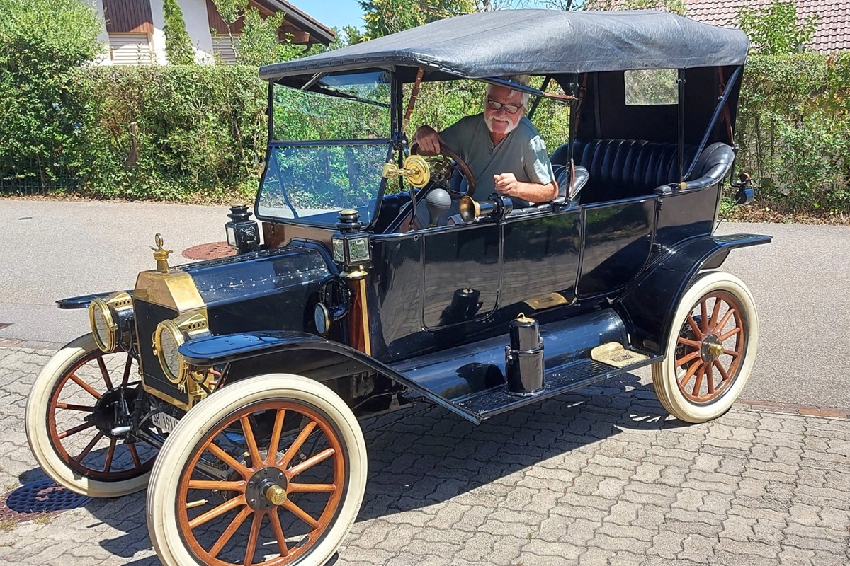 Alfons Schafer in seinem Ford T.