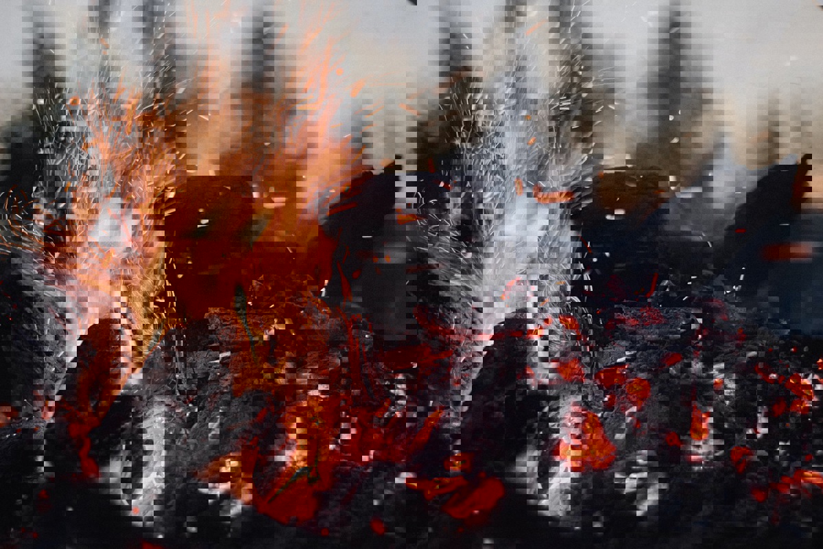 Ein Feuer auf dem Vorplatz sorgt für rote Köpfe. Ein Feuer auf dem Vorplatz sorgt für rote Köpfe.