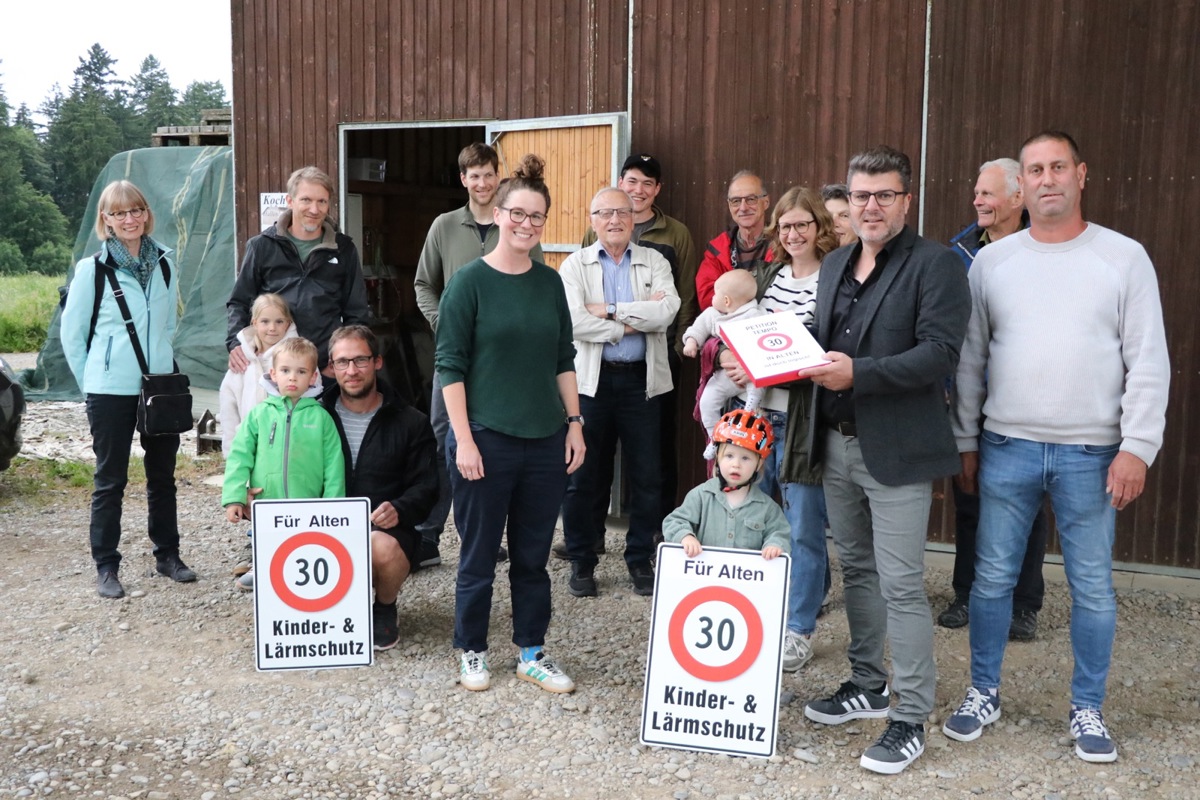 Yvonne Ehrensberger (Bildmitte im Vordergrund) und ihre mit dem Fahrrad auf den Sösihof gereiste Altemer Delegation überreichten dem Gemeinderat um Präsident David Stäheli vor der Gemeindeversammlung ihre Petition für ein Tempo-30-Regime in der Aussenwacht.