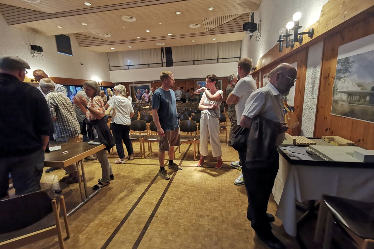 Rund 100 Personen informierten sich über die genauen Pläne des Ersatzneubaus des Rheintalsaals und dessen Umgebung.
