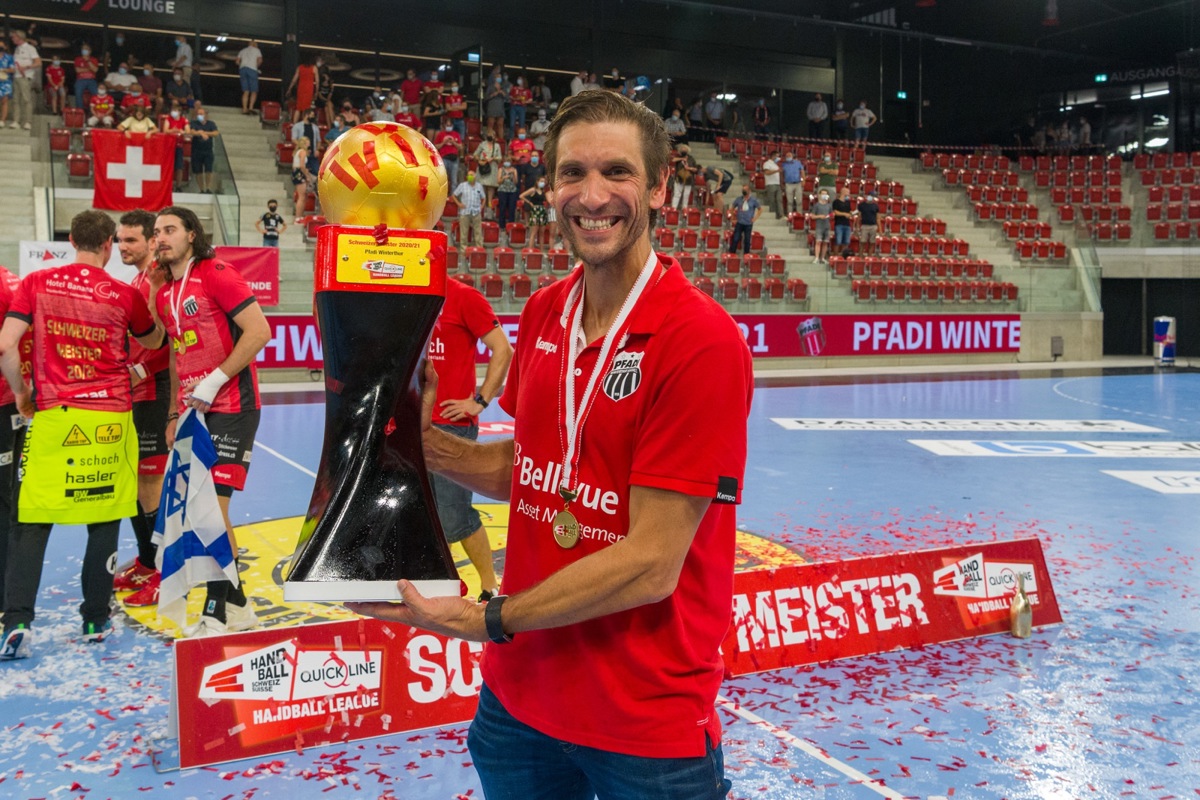 Das ist das Ding! Nach fünf verlorenen Finals darf Adrian Brüngger endlich den Meisterpokal in die Höhe stemmen.