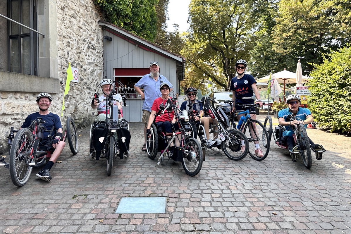 Glacepause in Diessenhofen für (von links nach rechts) Marcel Büchel aus Hettlingen, Armin Jossi aus Frauenfeld, Begleiter Beat Kistler aus Schaffhausen, Heidi Surbeck aus Oberhallau, Daniela Moor und Tochter Olivia Moor aus Nürensdorf und den Tourenleiter Bert Marti aus Schaffhausen. 