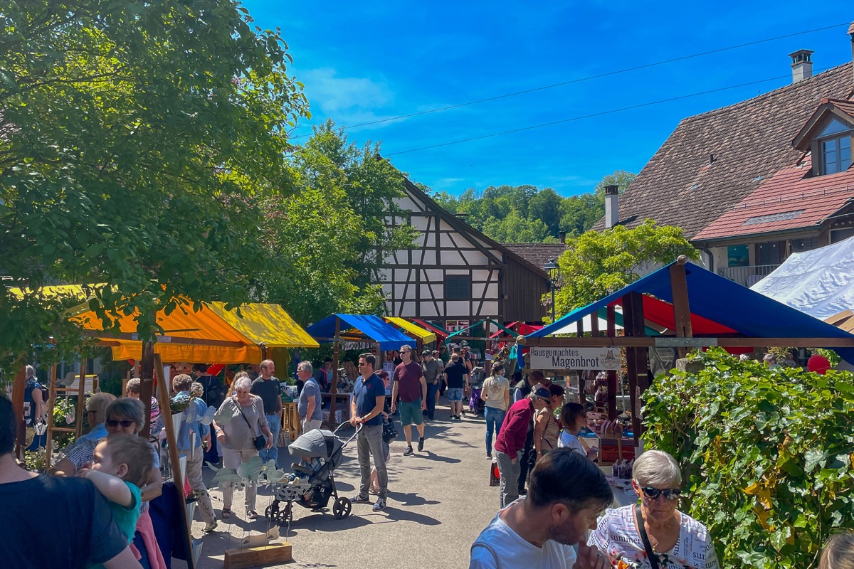 Seit 1985 findet alle zwei Jahre der Frühlingsmarkt im malerischen Kleinandelfinger Hinterdorf statt.