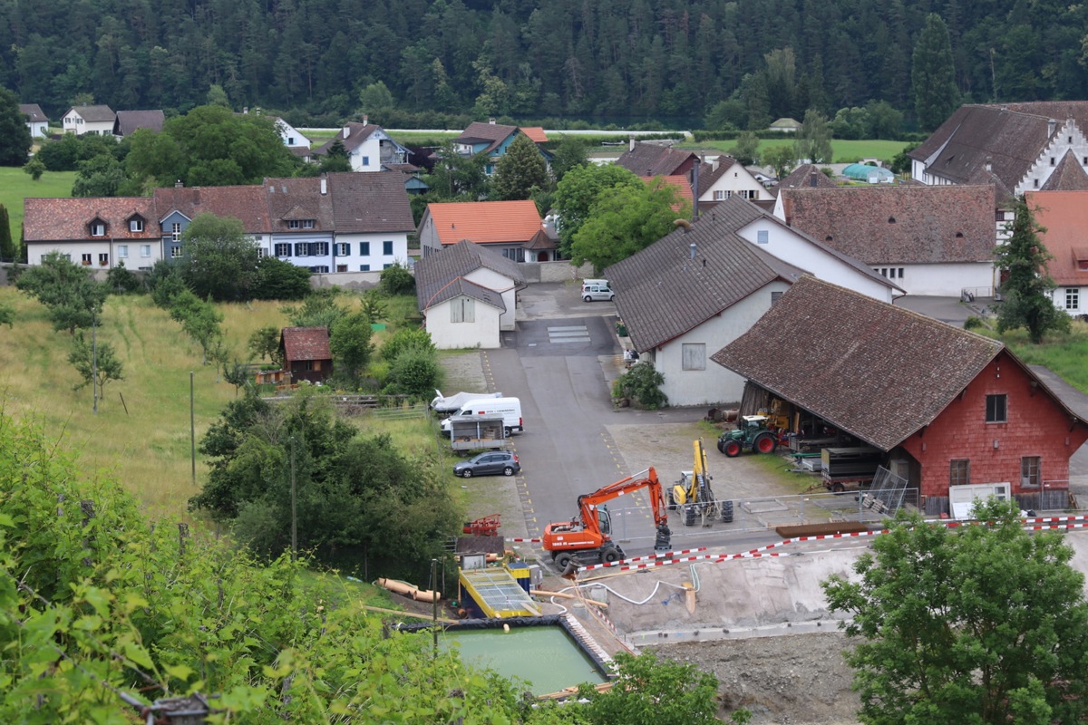 Es tat und tut sich einiges auf dem Klosterareal. Sativa baut ein Betriebs- und Lagergebäude (Baugrube vorne)