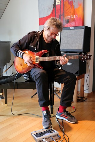 Peter Brütsch besitzt inzwischen 24 Gitarren, doch von allen liebt er seine gute alte «Paul Reed Smith» am meisten.