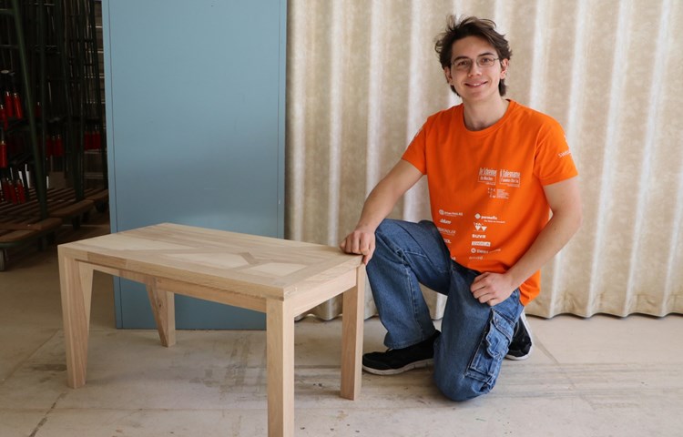 «Ich hätte nicht gedacht, dass ich ein Möbel in 13 Stunden herstellen kann», freut sich Julian Rio.