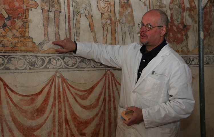 Der Restaurator Rolf Zurfluh reinigt und befestigt zurzeit die einzigartigen Fresken der Galluskapelle in Oberstammheim.
