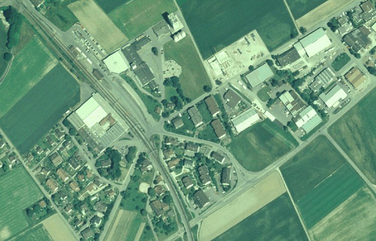 Das Gebiet der Landi Weinland 2002 mit eingekiestem Platz: viel Grün und Potenzial für Wachstum.