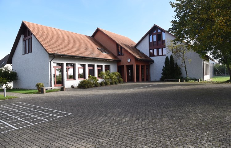 Volkens Schulhaus Ankacker ist das kleinste der fünf Flaachtalgemeinden. Es verfügt über zwei Schulzimmer, einen Werk- und einen Mehrzweckraum.