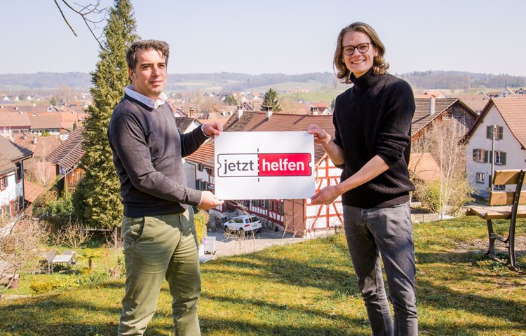 Thomas Hausheer (l.) und Nils Hugo Edelmann auf dem Marthaler Lindenhof. Ihre Plattform jetzt-helfen.ch verbreitet sich weit über das Weinland hinaus.
