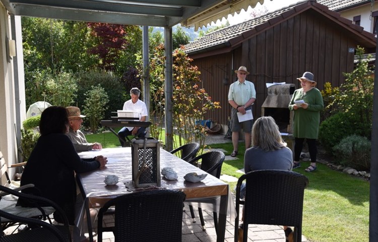 Pfarrerin Christine Diezi (rechts) bot am Sonntagvormittag mit Ehemann Rolf Diezi (stehend) und Alexius Tschallener (am Keyboard) Kurzandachten auf der privaten Terrasse an.