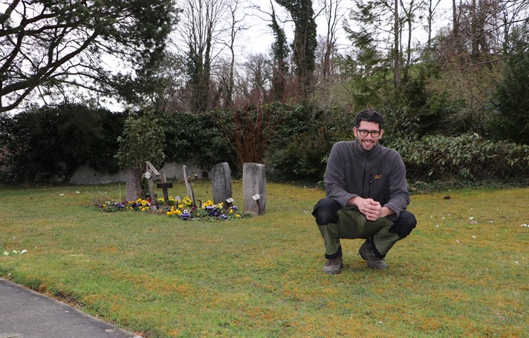 Schon als Bub sass Friedhofgärtner Dominik Zbinden neben den Kindergräbern und las, während sein Vater die Gräber frisch bepflanzte. Seit dem 1. Februar verantwortet er die Pflege der letzten Ruhestätte.