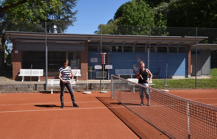 Bettina Linsi (links), Präsidentin des Tennisclubs Irchel, und Esther Häni, Aktuarin, hätten gerne schon vergangene Woche gespielt, mussten aber warten. Seit Montag dürfen sie nun wieder.