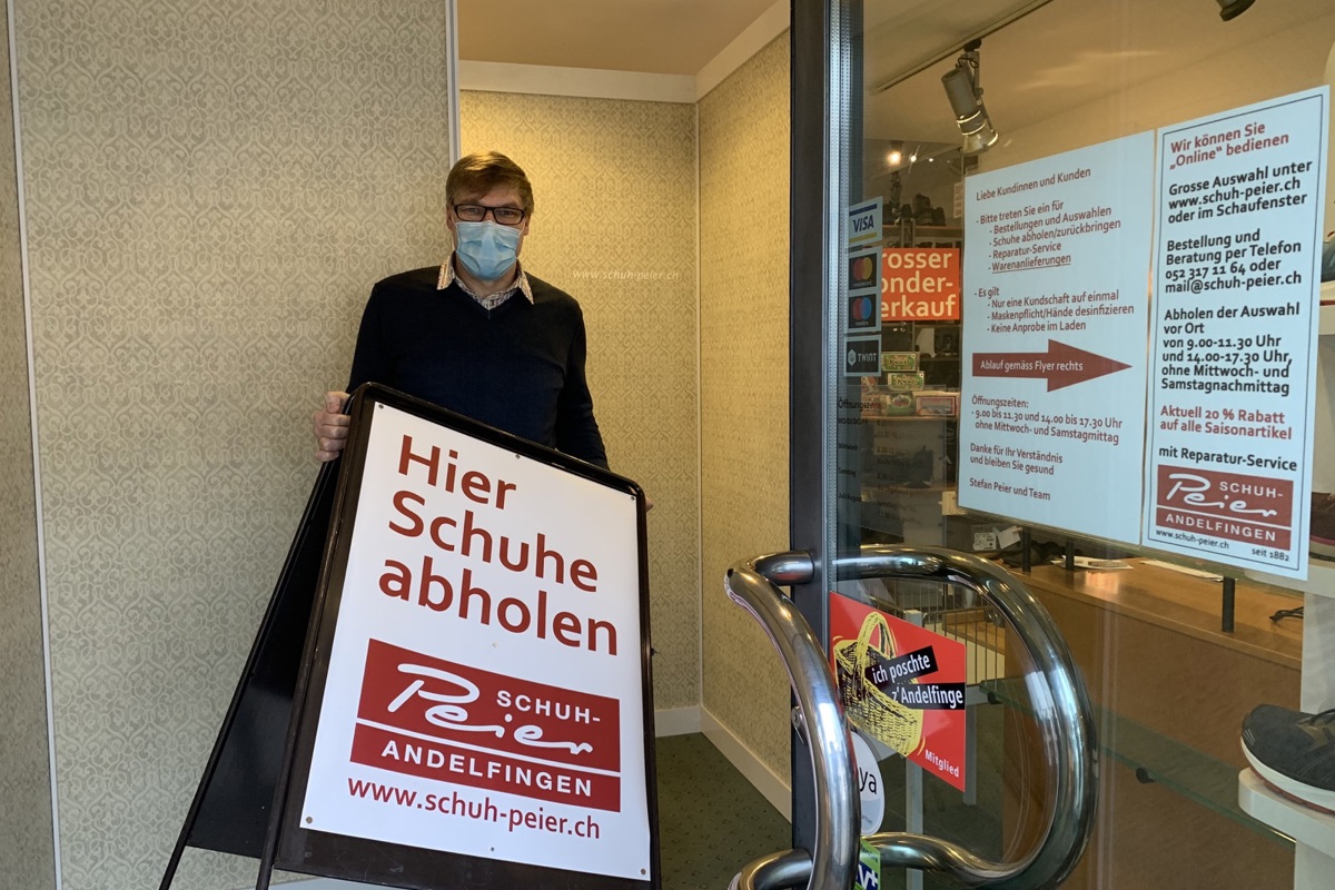 Trennwände im Laden: Stefan Peiers Schuhhaus ist zurzeit eine Abholstation für bestellte Ware.