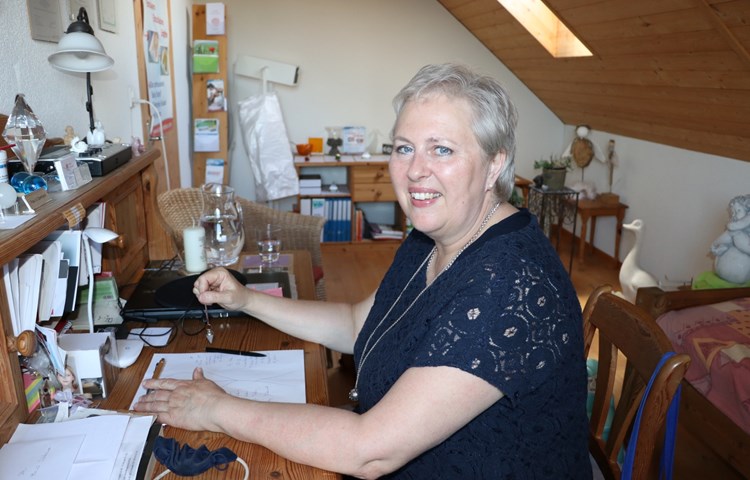 In ihrem Gästezimmer bietet Karin Oberhänsli energetische Behandlungen, geistiges Heilen oder auch Jenseitskontakte an und fungiert dabei als mediale Lebensberaterin.