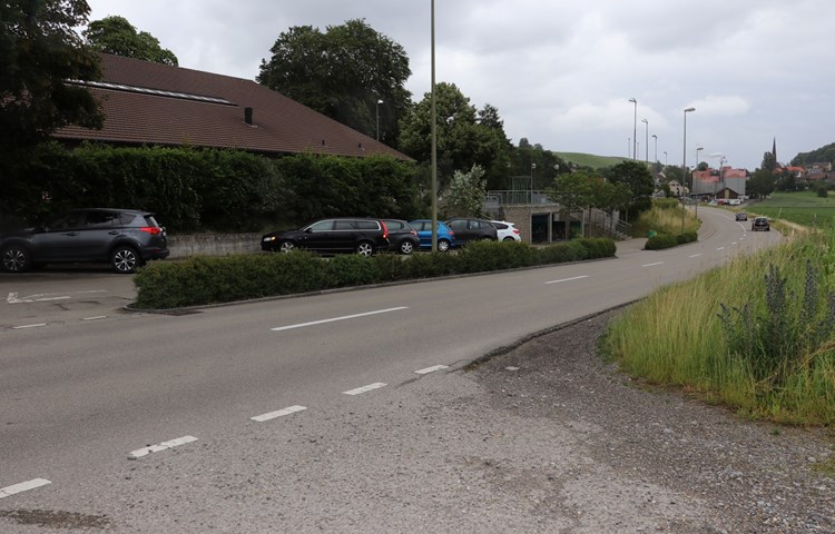 Der Nebenweg von Rudolfingen her soll entlang des Primarschulhausareals bis zur Sperdiklerstrasse verlängert werden und so von Fussgängern und Velofahrern gleichzeitig genutzt werden können.