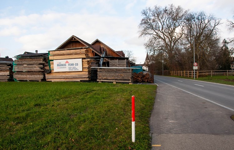 Direkt anschliessend an das Holzlager des Holzbaubetriebs Markus Fehr & Co. könnte das neue Depot kommen.