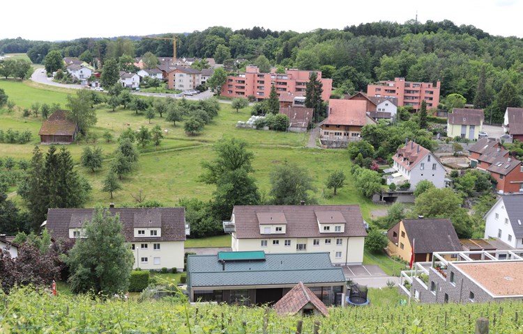 Wer vom Mühleberg über Hinterwuhr- und Landstrasse zum Isenberg schaut, sieht die Baugespanne für das Mehrfamilienhausprojekt auf der Wiese in der Verlängerung der Ursprungstrasse und die Einfamilienhaussiedlung Sunnwiesli.