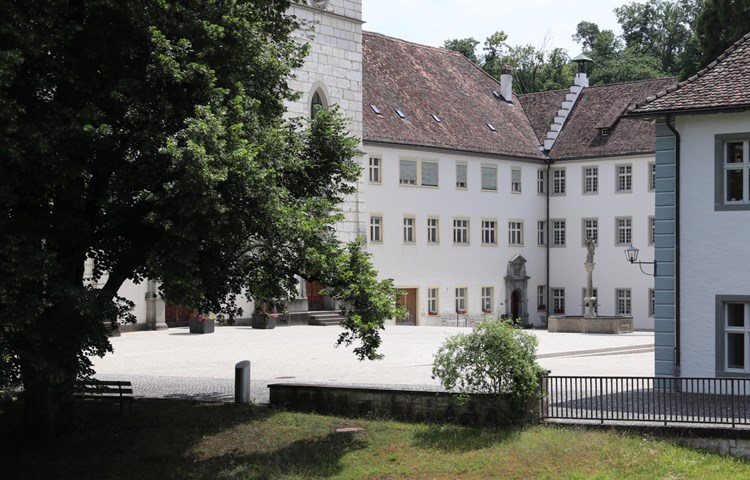 Der Kanton wird den Abt-Trakt (Mitte des Bildes, rechts von der Klosterkirche) sanieren und museal einrichten – 2025 oder 2026 soll darin das Museum mit den Schwerpunkten Kelten, Kloster, Klinik eröffnet werden.