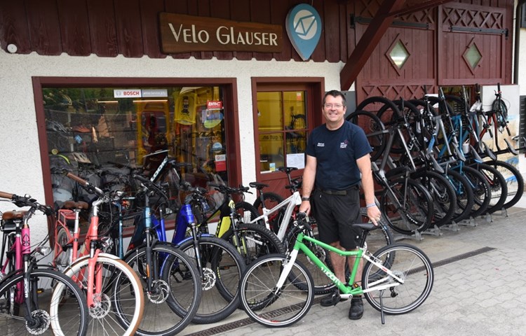 Marcel Glauser freut sich, in seinem Velo-Geschäft wieder Fahrräder verkaufen und Beratung anbieten zu können.