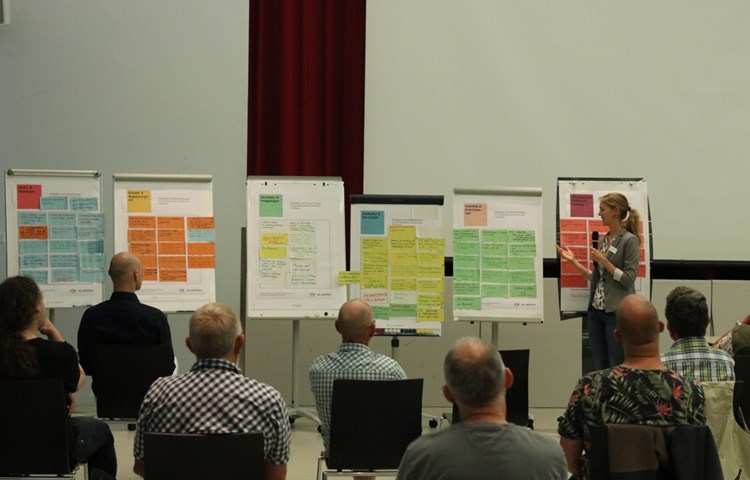 Lea von Moos, Planerin der Zürcher Planungsgruppe Weinland (ZPW), erläutert die Punkte, die an ihrem Posten besprochen wurden.