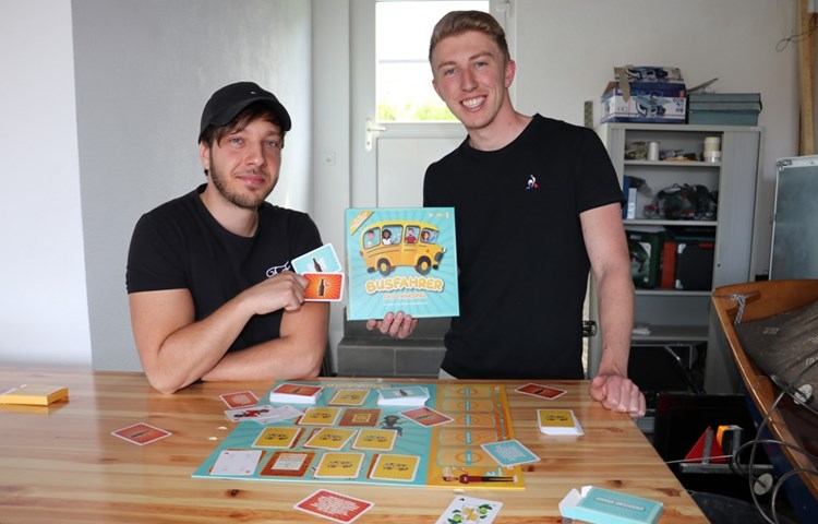Die Diessenhofer Luca Palmisano (links) und Tim van der Linden haben gemeinsam das Busfahrer-Spiel entwickelt und können nach Lieferschwierigkeiten wegen der Corona-Krise nun endlich durchstarten.