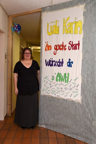 Karin Stalder wurde am ersten Arbeitstag als Heimleiterin des Alterswohnheims Flaachtal mit diesem Stoffplakat empfangen.