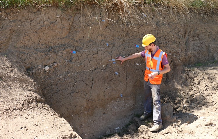 Die Archäologen können Schnitte durch den Boden lesen: Die interessierende, 6000 Jahre alte Schicht liegt direkt unter dem Kiesband.