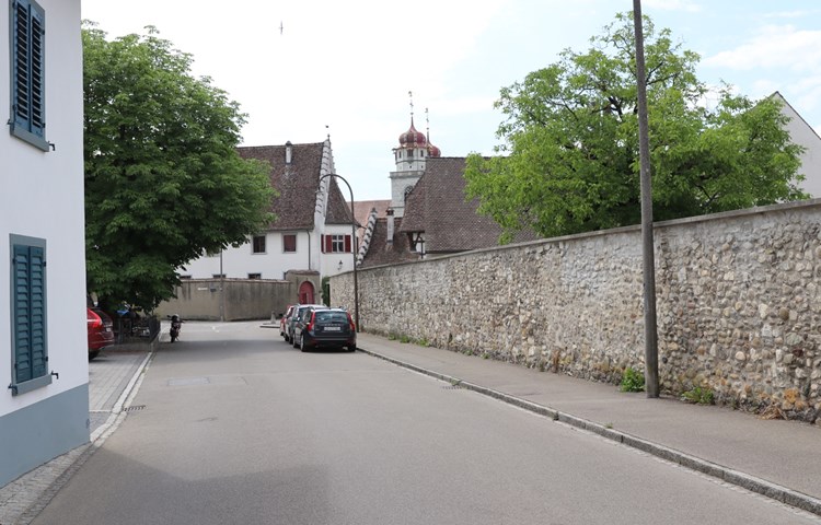 Die Zufahrt zur neuen Parkierungsanlage soll durch die Klostermauer erfolgen, wozu ein Durchbruch gemacht werden müsste.
