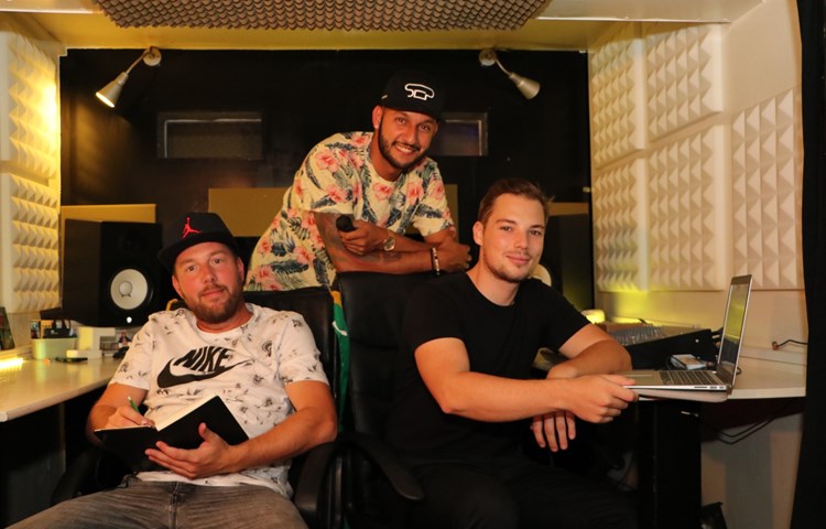 Die Musik ist ihr Element, das Studio der Treffpunkt. Sänger Siddhartha El Primero (Mitte) mit Manager Daniel «Danilo» Fries (links) und Produzent Alex Schoch alias Shocktraderz.