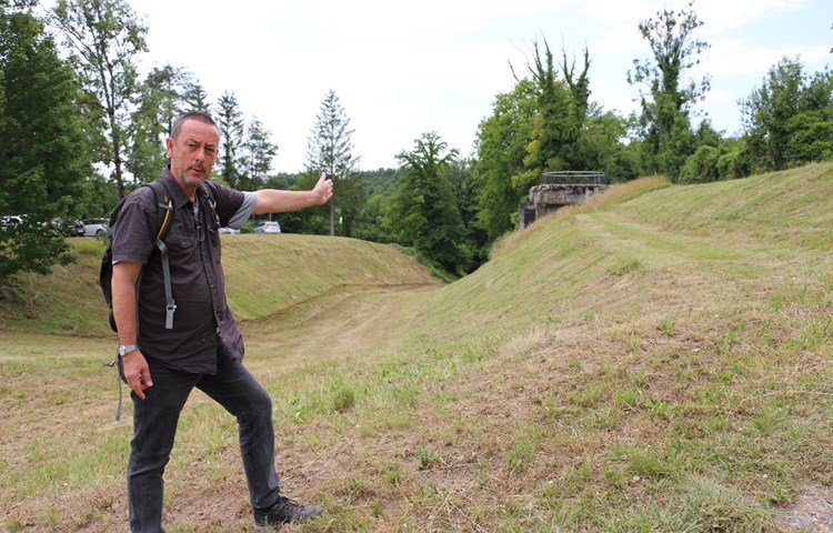 Der Archäologe Patrick Nagy erklärt, wie der Graben und der Wall vor rund 2100 Jahren ausgesehen haben.