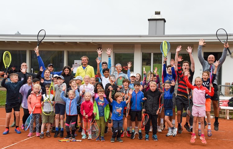 Tennislehrer Andy Kummer (ganz rechts hinten) führte bereits sein zwölftes Nachwuchscamp in Uhwiesen durch.