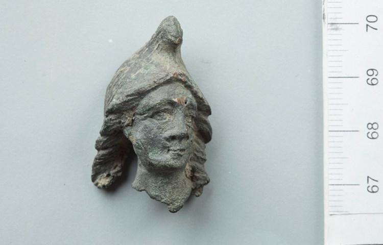 Dieser Kopf einer Attis-Statuette aus Bronze wurde in Mar­tha­len gefunden. Der Attiskult gehörte zu einem im ganzen Römischen Reich verbreiteten Mysterienkult.