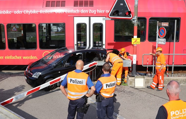 Im August 2017 trat in Marthalen ein, was sich niemand wünscht: Ein Auto war zwischen den Barrieren eingeschlossen, der nahende Zug konnte nicht mehr rechtzeitig angehalten werden.